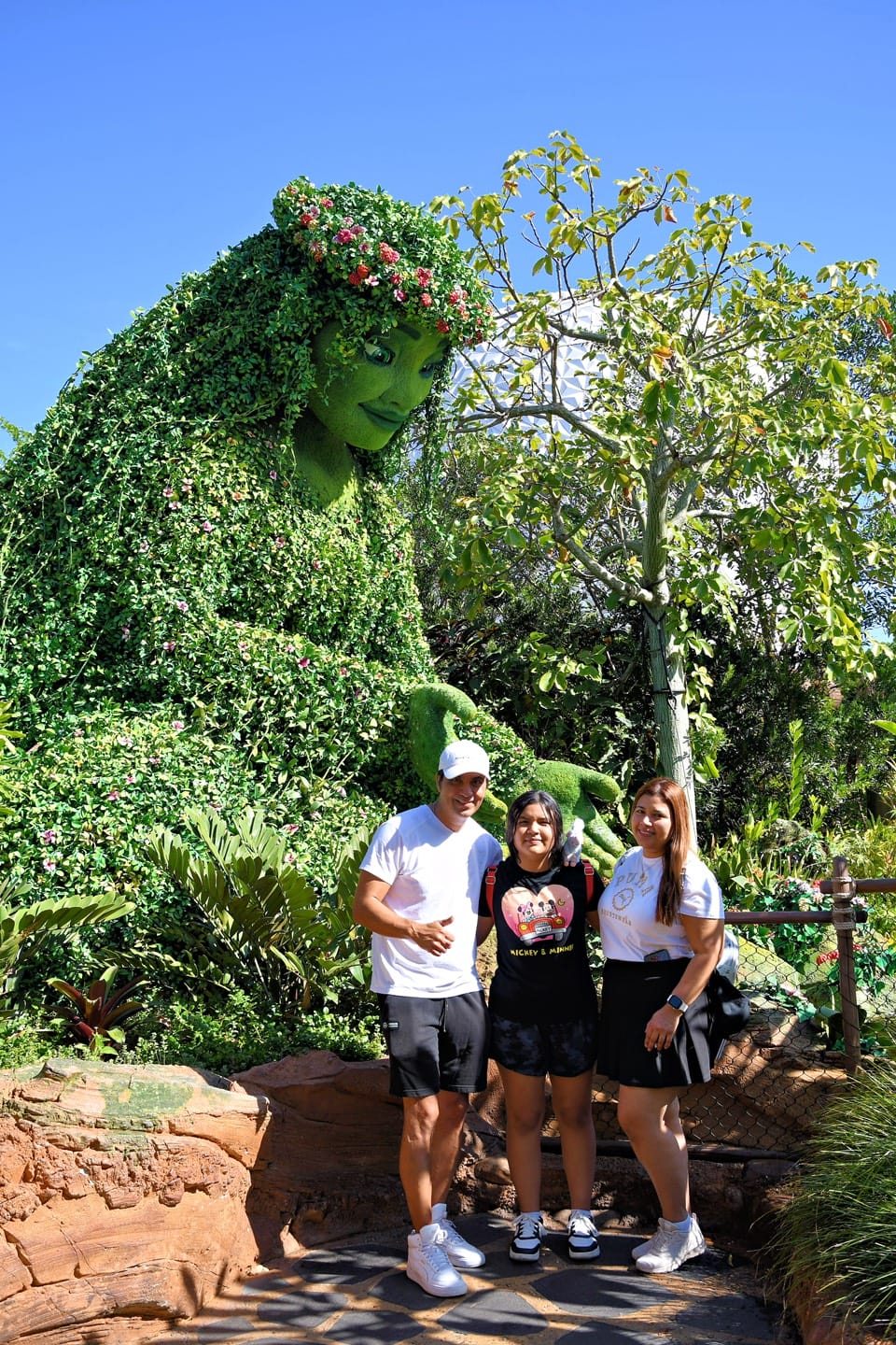 Kids in the Moana attraction